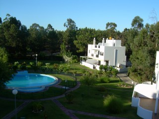 Vista de zona comun y piscina desde terraza